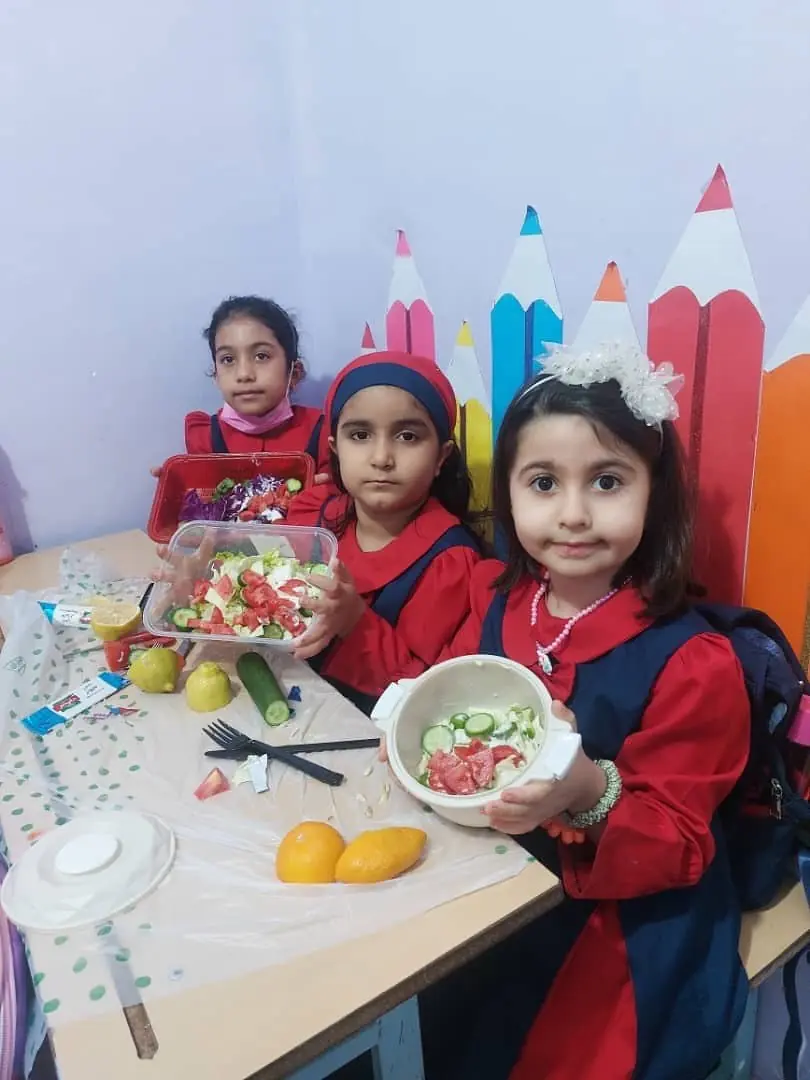 فعالیت گروهی و تهیه خوراکی سالم توسط کودکان