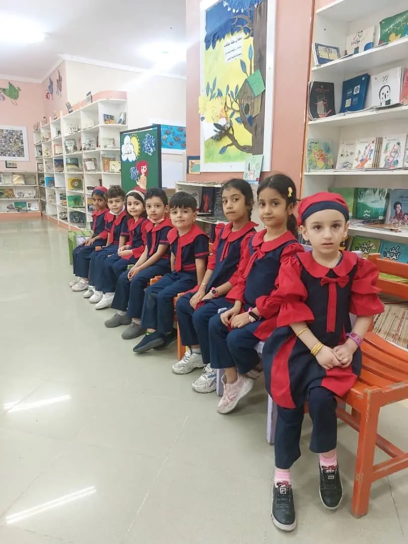 دانش‌آموزان در محیط آموزشی مدرسه