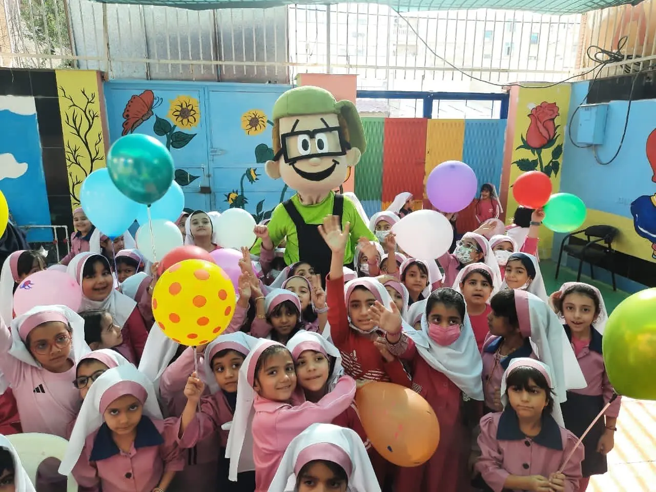 جشن دانش‌آموزان با بادکنک‌های رنگی